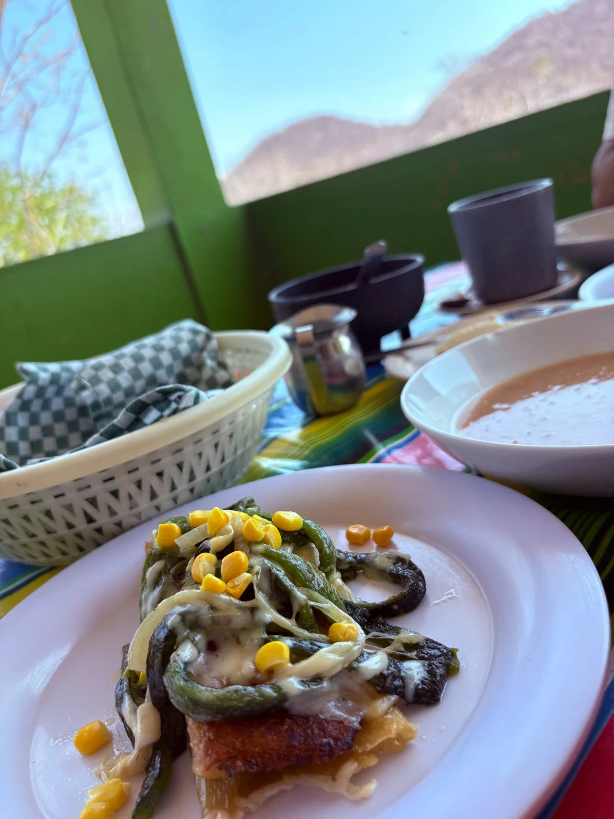 Chilaquiles verdes de La Curva con queso, crema y elote