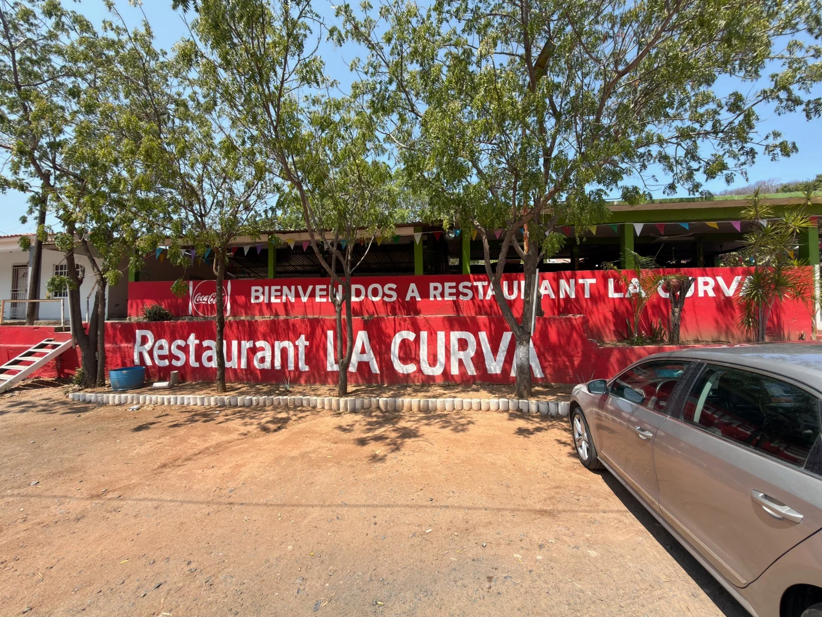 Fachada real de Restaurante La Curva, con entrada frente a la carretera